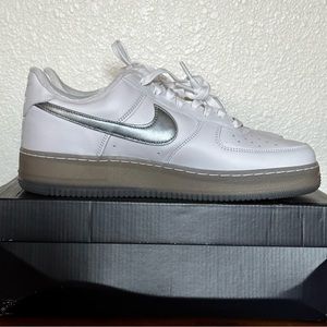 NIB Nike Men's Air Force 1 '07 Low Premium White Metallic Silver DX3945-100
